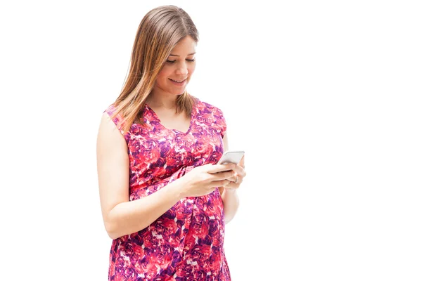 Brunette sending a text on her smartphone — Stock Photo, Image