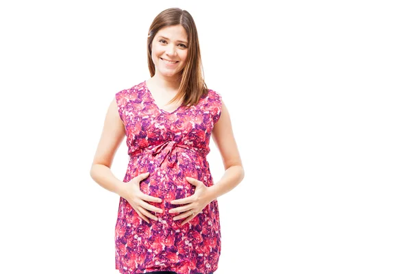 Mulher tocando sua barriga e sorrindo — Fotografia de Stock