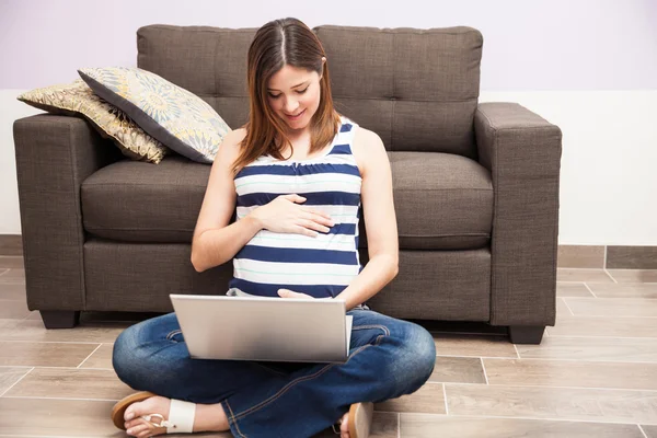 Wanita hamil menggunakan laptop. — Stok Foto