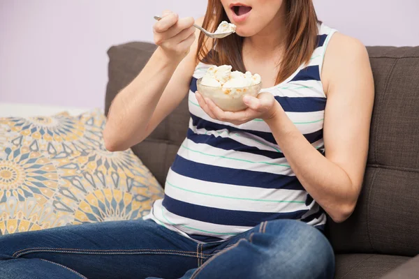 Femme mangeant une cuillerée de crème glacée — Photo