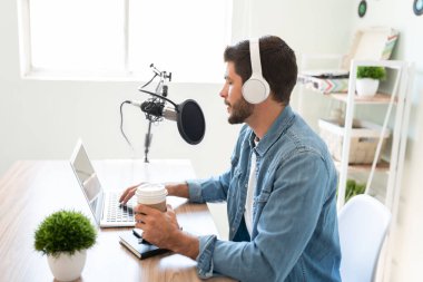 Bir erkek spikerin ve sunucunun kapanışı bir canlı yayın sırasında dinleyicileriyle konuşuyor ve bazı haberleri paylaşıyor.