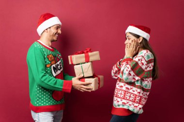 Profil görüntüsü, kız arkadaşına Noel hediyesi almış bir adamın stüdyoya gelmesiyle ilgili.