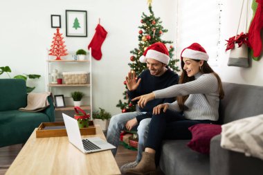 Şirin İspanyol bir çift dizüstü bilgisayarla aileleriyle bağlantı kuruyor ve evden bir video görüşmesi yapıyor.