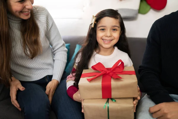Schöne Kleine Mädchen Sitzt Mit Ihren Eltern Während Weihnachten Und — Stockfoto