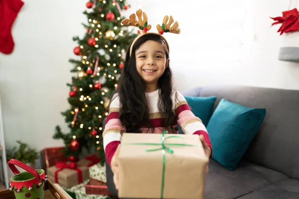 Carina Bambina Latina Consegnare Regalo Mentre Celebra Natale Casa Sorridente — Foto Stock