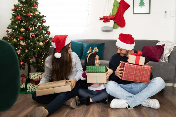 クリスマスに3つの分かち合いの贈り物のかわいいラテン語の家族と一緒に家で楽しむ — ストック写真