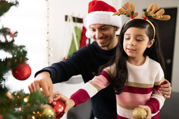 Retrato Una Niña Padre Trabajando Juntos Decoración Del Árbol Navidad —  Fotos de Stock