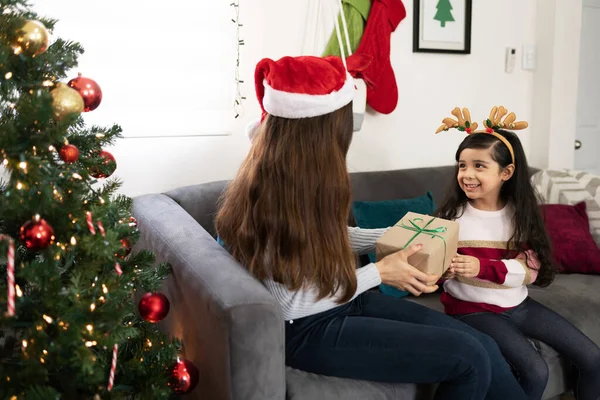 幸せな小さなラテン語の女の子受信Aギフトから彼女の母しばらく楽しみますクリスマスで一緒に家 — ストック写真