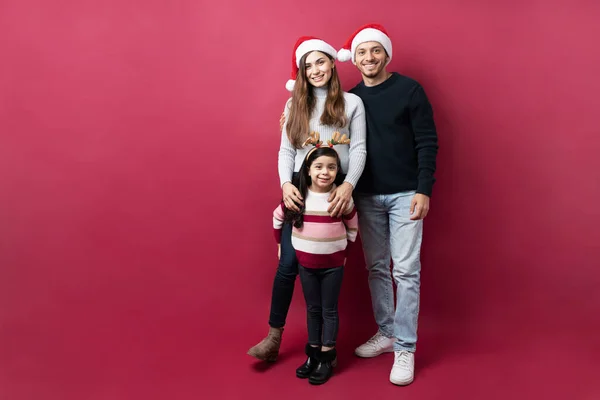 Full Length View Happy Hispanic Family Looking Ready Celebrate Christmas — Stock Photo, Image