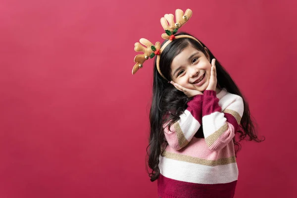 Schönes Kleines Mädchen Das Den Weihnachtsfeiertagen Vor Rotem Hintergrund Liebenswert — Stockfoto