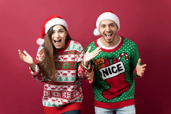 Hispanisches Paar Trägt Hässliche Pullover Und Sieht Schockiert Aus Als — Stockfoto