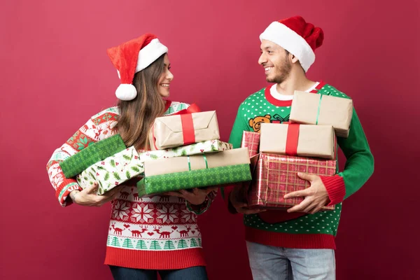 Happy Hispanic Couple Wearing Santa Hats Carrying Lot Christmas Presents — Stock Photo, Image