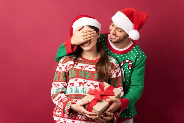 Cute Woman Wearing Santa Hat Getting Her Eyes Covered Receiving — Stock Photo, Image