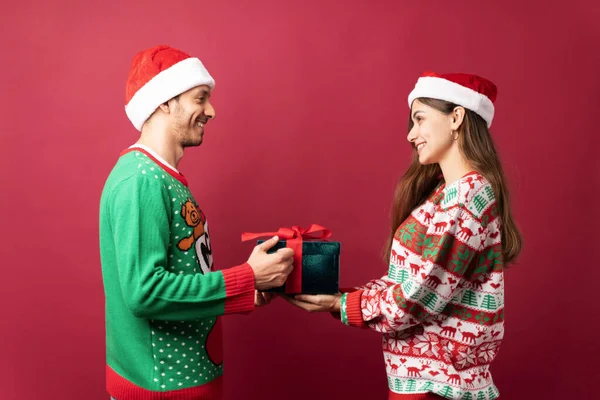 Hispanic Brunette Woman Wearing Santa Hat Giving Christmas Gift Her — Stock Photo, Image