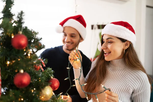 Primer Plano Una Pareja Latina Que Pone Algunas Decoraciones Navideñas — Foto de Stock