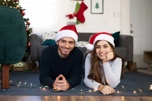 Portrait Cute Latin Couple Relaxing Home Enjoying Christmas Together — Stock Photo, Image