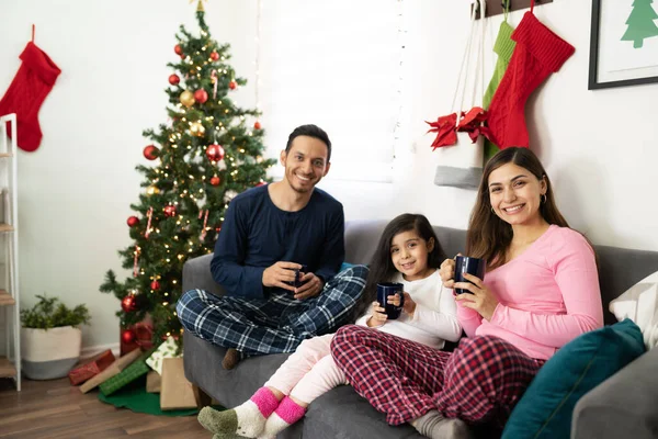 Porträtt Vacker Latinsk Familj Som Har Fantastisk Tid Julen Samtidigt — Stockfoto
