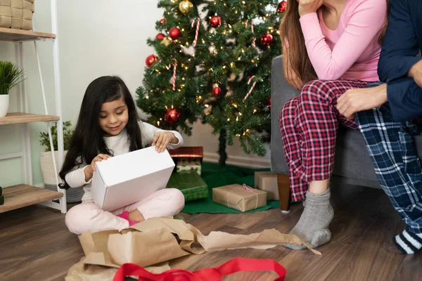 Bella Bambina Che Apre Regalo Natale Suoi Genitori Hanno Appena — Foto Stock