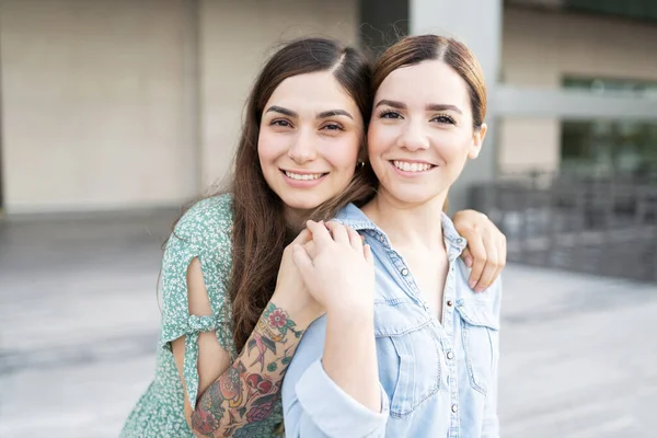 Két Szerelmes Barátnő Portréja Akik Boldognak Tűnnek Átölelik Egymást — Stock Fotó