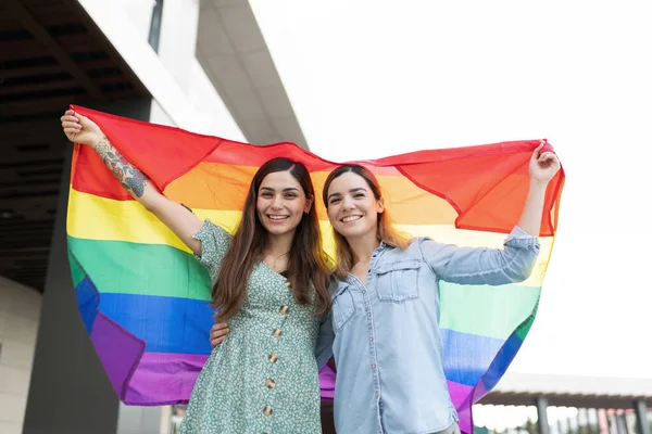 Dos Guapas Mujeres Gay Jóvenes Pie Con Una Bandera Arco — Foto de Stock