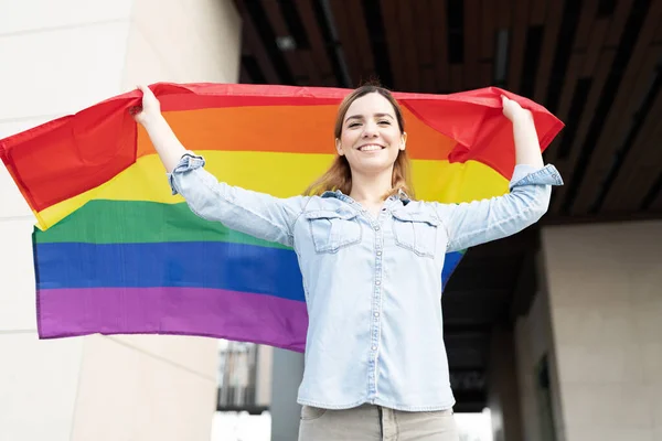 Caucásico Joven Gay Mujer Sonriendo Sosteniendo Gay Orgullo Arco Iris — Foto de Stock
