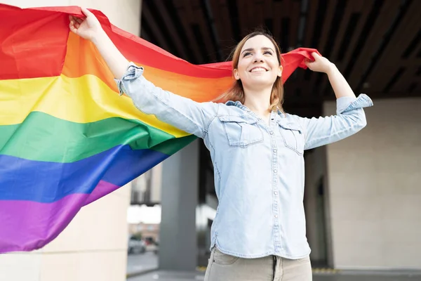 Mujer Joven Bastante Gay Mirando Hacia Arriba Ondeando Una Bandera — Foto de Stock