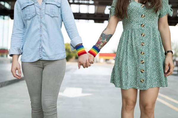 Twee Jonge Lgbt Vrouwen Houden Handen Dragen Regenboog Polsbandjes Voor — Stockfoto