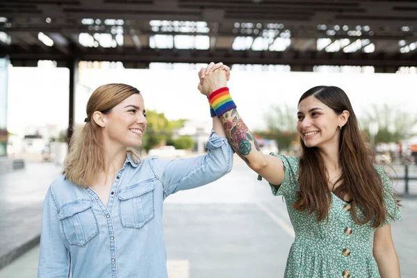 Caucásica Latina Joven Haciendo Contacto Visual Sosteniendo Sus Manos Unidas — Foto de Stock