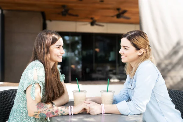 Atractiva Pareja Multirracial Hablando Tomándose Mano Mientras Sienta Una Cafetería — Foto de Stock