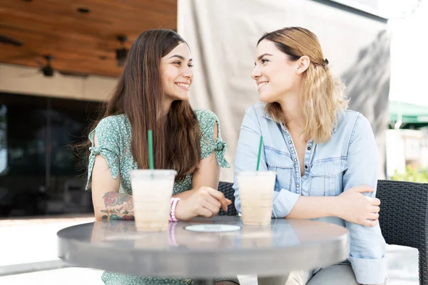 Dwa Gej Dziewczyny Patrząc Szczęśliwy Nimfa Twarz Siedzi Patio Kawiarnia — Zdjęcie stockowe