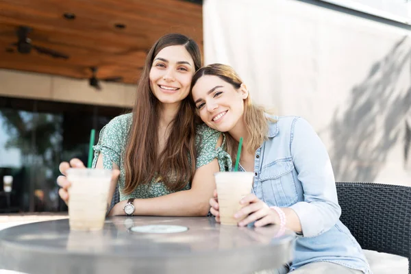 白人の若いです女性スマイリングと休憩彼女の頭で彼女のラテン語の友人ながらコーヒーを飲みます — ストック写真