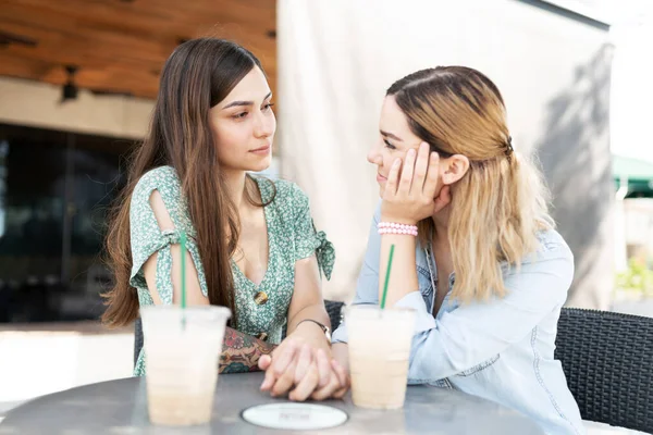 Belle Giovani Donne Che Fanno Contatto Visivo Tengono Mano Mentre — Foto Stock