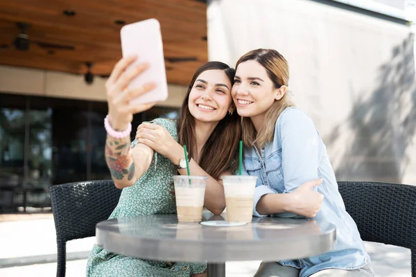 Casal Lgbt Tomando Uma Selfie Com Smartphone Enquanto Sentado Uma — Fotografia de Stock