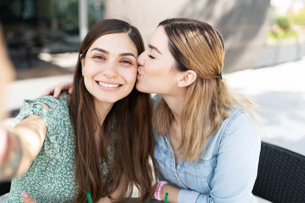Szőke Aranyos Meleg Fiatal Megcsókolja Arcát Leszbikus Latin Barátnője Miközben — Stock Fotó