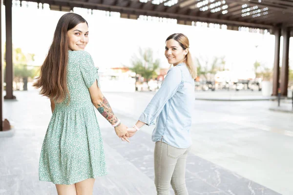 Güzel Latin Kadın Kafkas Genç Lezbiyen Kadın Ele Tutuşup Arkana — Stok fotoğraf