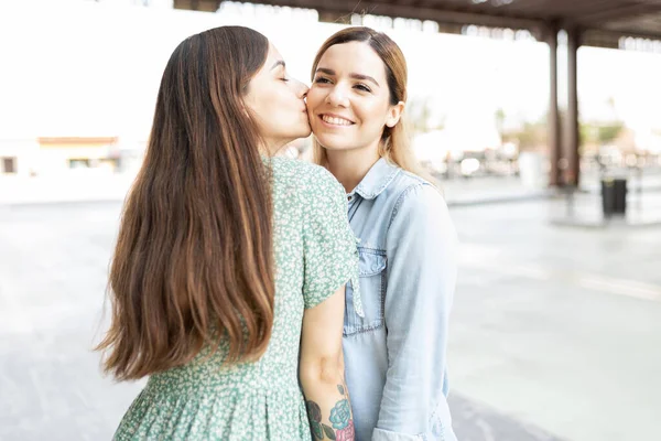 Λατίνες Γκέι Νεαρές Γυναίκες Που Φιλούν Μάγουλο Της Χαρούμενης Καυκάσιας — Φωτογραφία Αρχείου