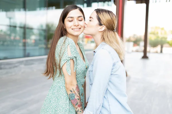 Bionda Bella Donna Lesbica Baciare Sua Fidanzata Ispanica Attraente Cercando — Foto Stock