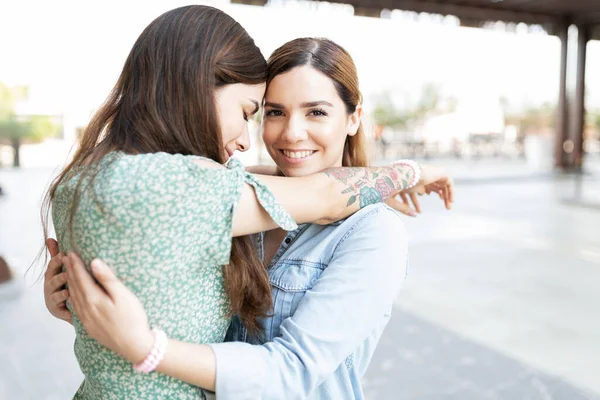 Retrato Una Joven Lesbiana Caucásica Abrazando Linda Novia Hispana — Foto de Stock