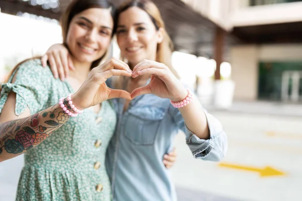 Foco Primeiro Plano Duas Mulheres Jovens Gays Formando Coração Com — Fotografia de Stock