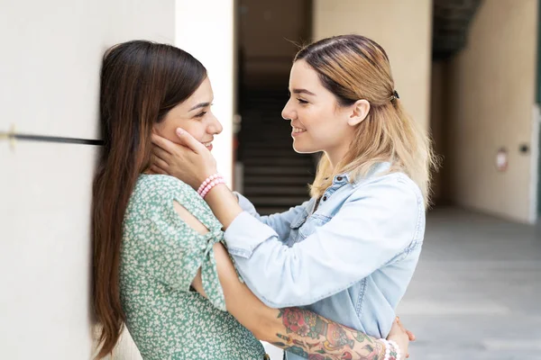 Perfil Una Joven Pareja Lesbiana Abrazándose Punto Besarse Apoyada Una —  Fotos de Stock