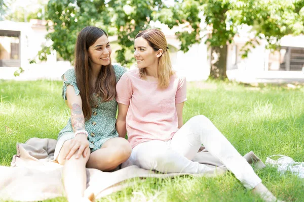 Pikniğin Tadını Çıkaran Parktaki Yeşil Çimlerde Oturan Iki Güzel Lezbiyen — Stok fotoğraf