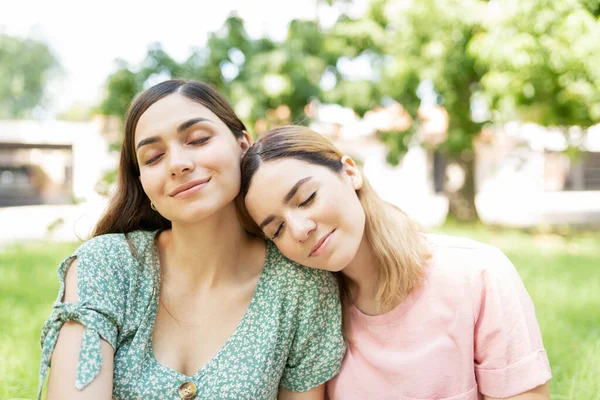 ヒスパニック系のレズビアン女性とCaucasian若いです女性とともに彼らの目閉じますと休憩頭で彼女のパートナーの肩 — ストック写真