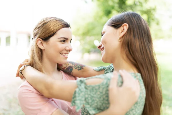 Branco Loira Namorada Amor Cara Cara Com Ela Lésbicas Parceiro — Fotografia de Stock