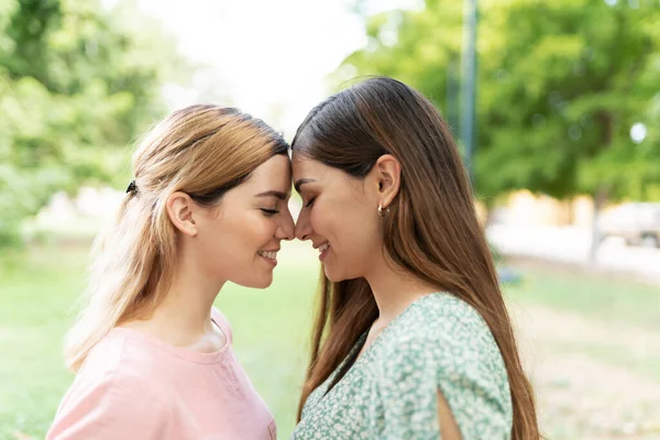 Bonita Pareja Gay Enamorada Abrazándose Con Cabeza Junta Parque —  Fotos de Stock