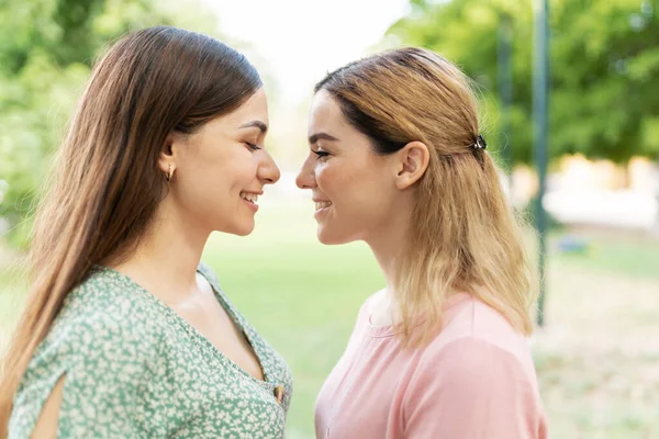 Ζευγάρι Νεαρών Φιλενάδων Που Αγαπιούνται Πρόσωπο Πρόσωπο Φαίνονται Χαρούμενες Και — Φωτογραφία Αρχείου