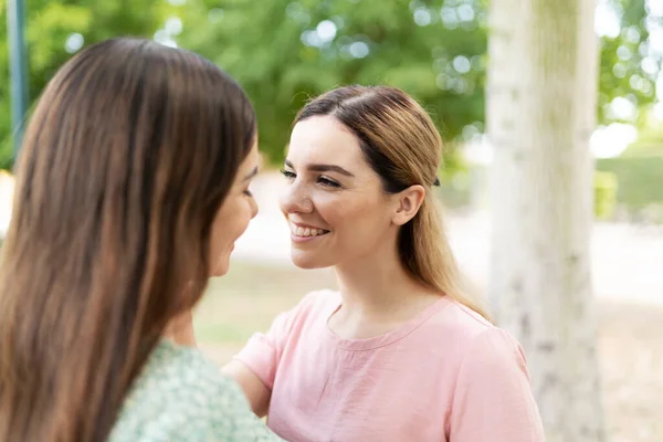 Romantické Lesbičky Mladá Žena Obdivující Její Pozlacený Obličej Parku — Stock fotografie