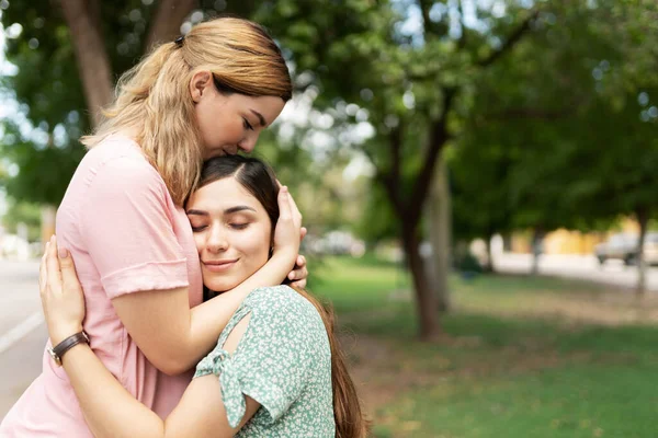Perfil Dos Jóvenes Lesbianas Abrazándose Parque Con Una Novia Besando — Foto de Stock