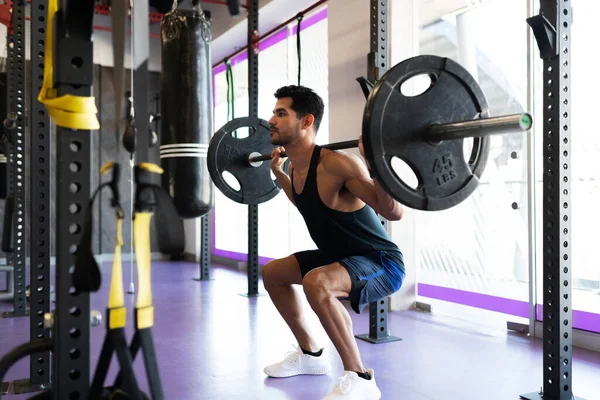 Yakışıklı Çömelmiş Spor Salonunda Ağır Topları Kaldırmaya Hazırlanıyor — Stok fotoğraf