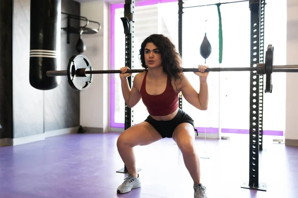 Fitte Junge Frau Trainiert Mit Gewichten Macht Eine Kniebeuge Und — Stockfoto