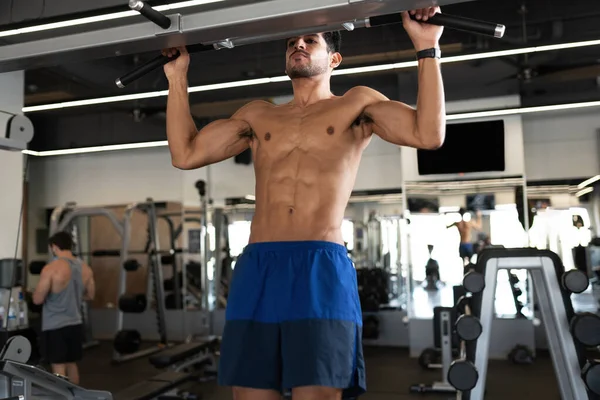 Joven Sin Camisa Atlético Haciendo Tirón Hacia Arriba Para Sus —  Fotos de Stock